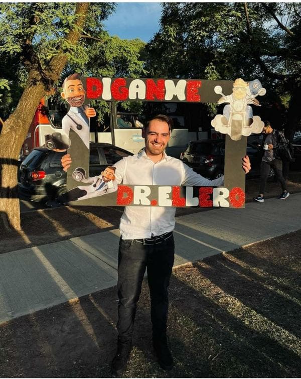 Exalumno celebrando su graduación como médico