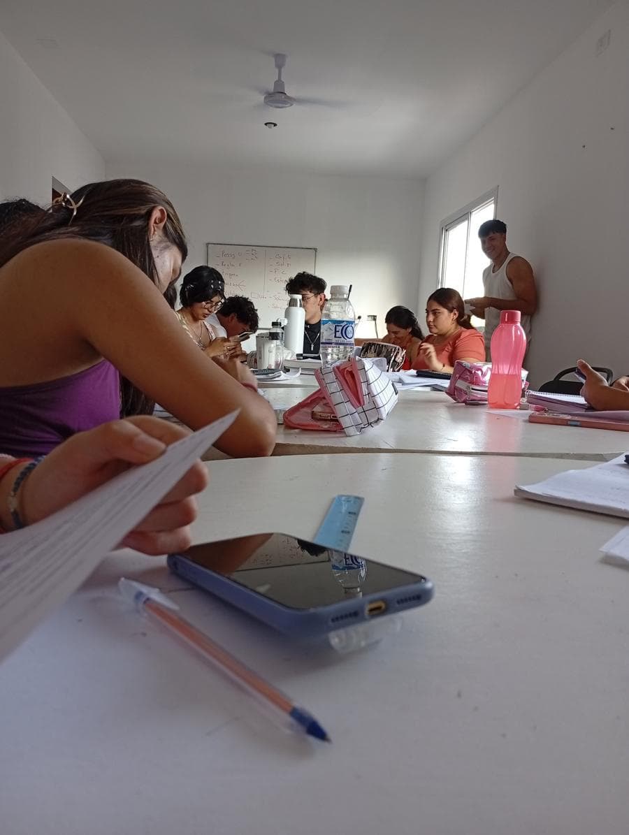 Mesa de estudio con alumnos trabajando